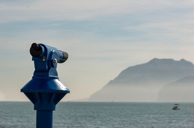 Achtergrond van een blauwe panoramische toeristische telescoop die de Middellandse Zee overziet