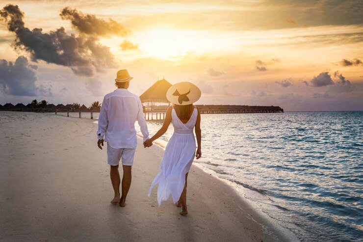 Foto achtergrond van een echtpaar dat op het strand loopt