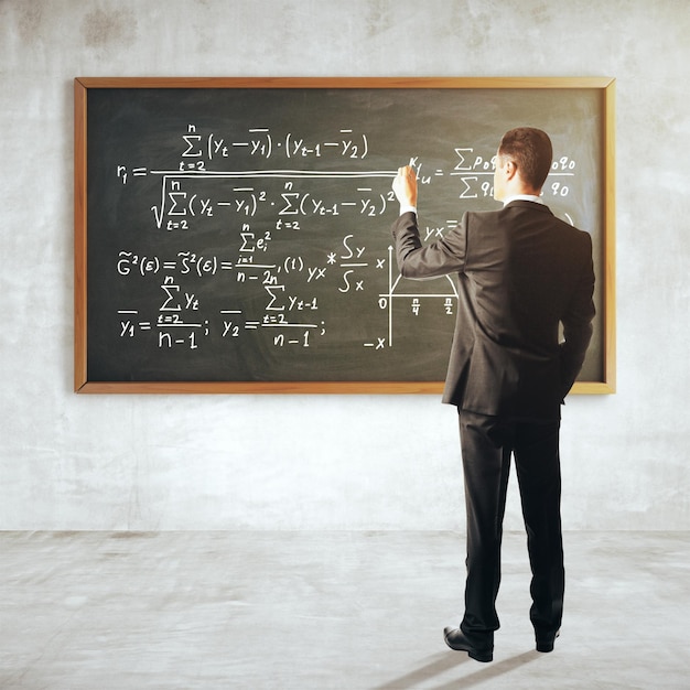 Achtergrond van een jonge zakenman in pak die wiskundige formules schrijft op een bord dat in een betonnen interieur hangt Onderwijsconcept 3D-rendering