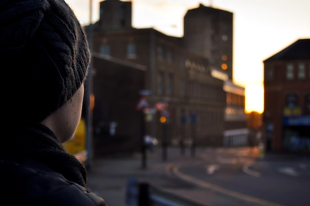 Foto achtergrond van een man die de stad fotografeert