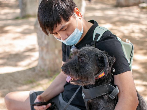 Foto achtergrond van een man die een hond vasthoudt