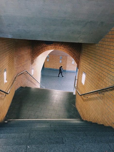 Foto achtergrond van een man die op de gang loopt