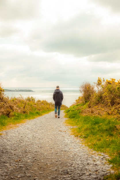 Foto achtergrond van een man die op de weg loopt tegen de lucht