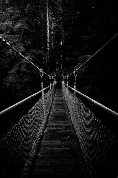 Foto achtergrond van een man die op een voetgangersbrug loopt