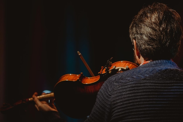 Foto achtergrond van een man die viool speelt