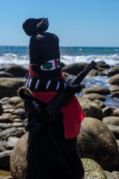 Foto achtergrond van een man op een rots op het strand tegen de lucht