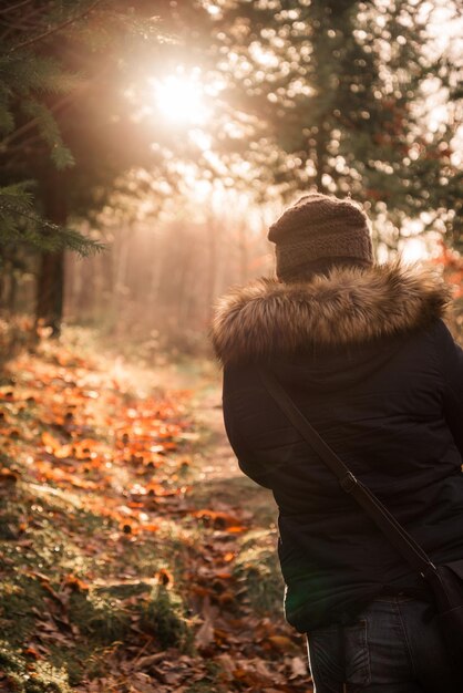 Foto achtergrond van een persoon die in het bos loopt