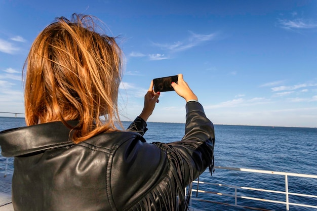 Foto achtergrond van een persoon die zee tegen de lucht fotografeert