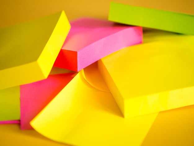 Achtergrond van een stapel kleurrijke papieren stickers
