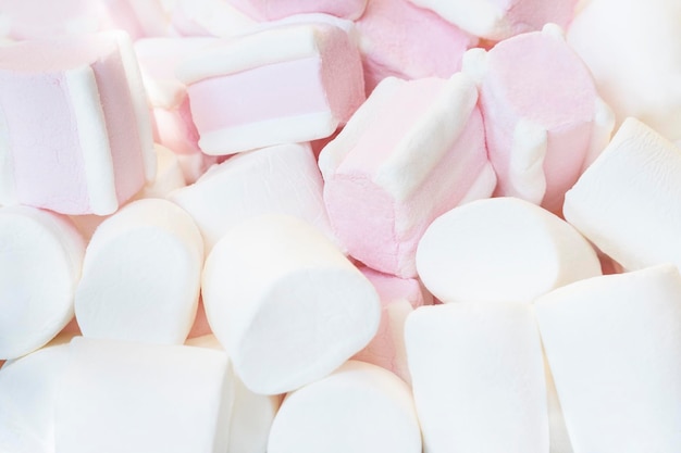 Achtergrond van een stapel witte en roze marshmallow-snoepjes