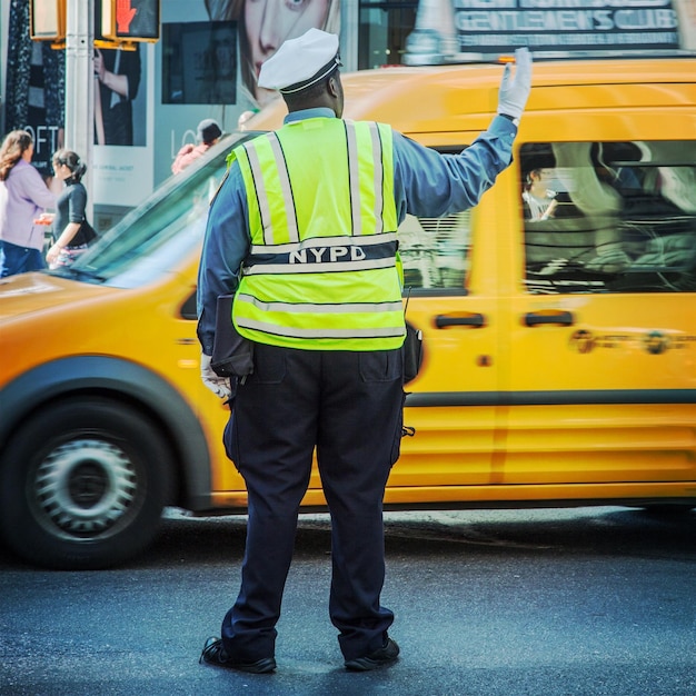 Foto achtergrond van een verkeersagent die het verkeer op straat controleert