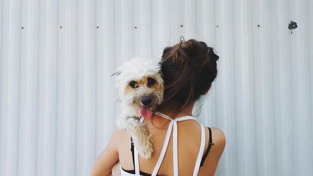 Achtergrond van een vrouw die een hond draagt