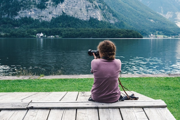 Foto achtergrond van een vrouw die een meer fotografeert