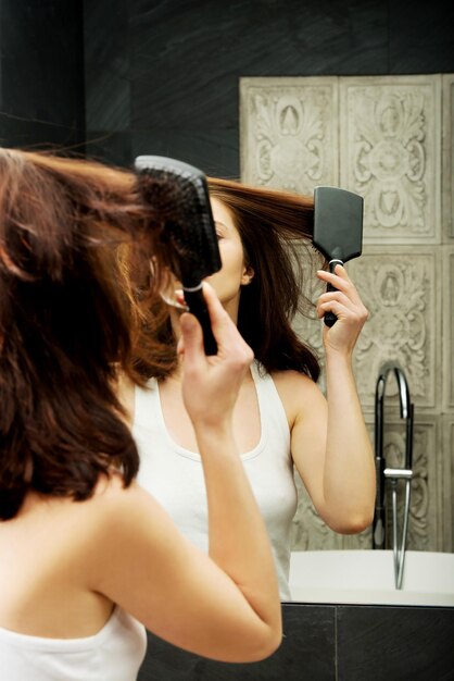 Achtergrond van een vrouw die een mobiele telefoon gebruikt