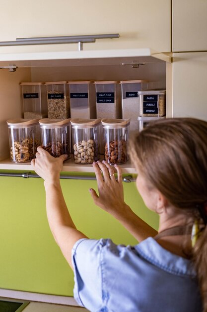 Foto achtergrond van een vrouw die eten eet