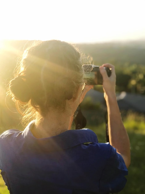 Foto achtergrond van een vrouw die fotografeert