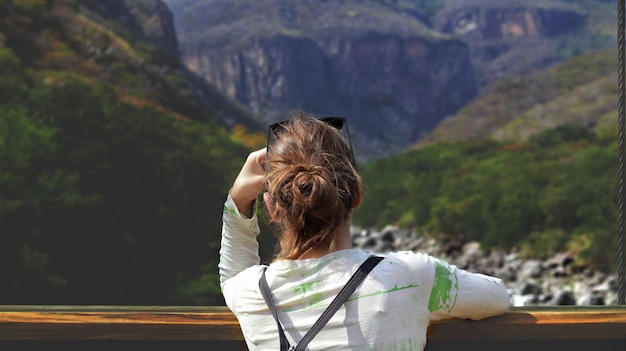 Foto achtergrond van een vrouw die naar de bergen kijkt