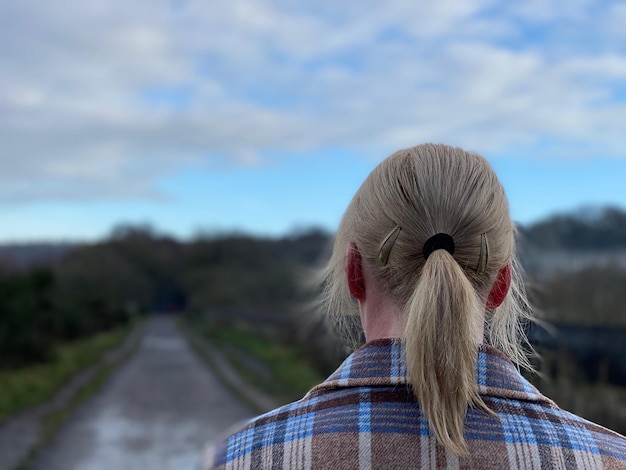 Foto achtergrond van een vrouw die naar de hemel kijkt