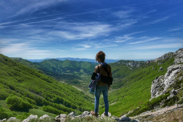Achtergrond van een vrouw die op de berg tegen de hemel staat