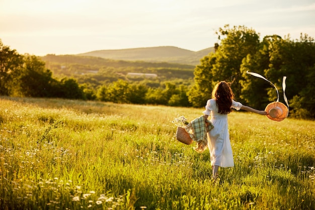 Achtergrond van een vrouw die op een grasveld staat
