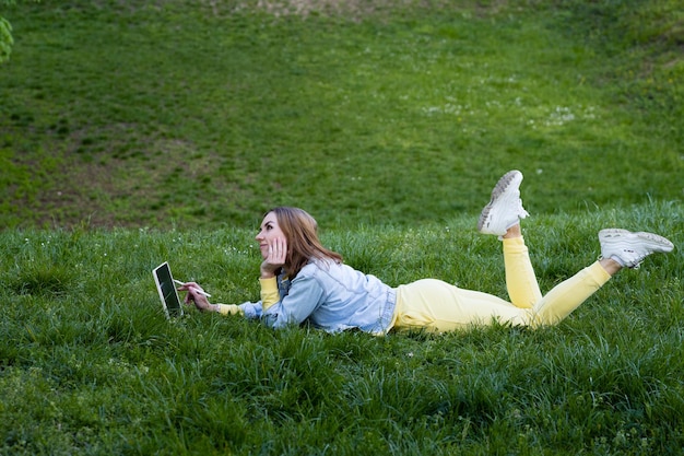 Foto achtergrond van een vrouw die op een grasveld zit