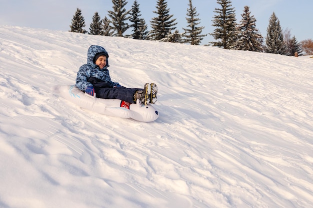 Achtergrond van een vrouw die op een met sneeuw bedekt veld skiet