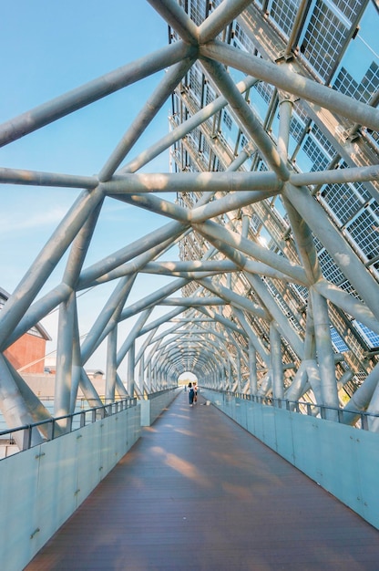 Achtergrond van een vrouw die op een voetgangersbrug loopt