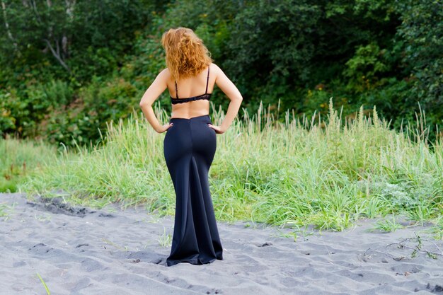 Foto achtergrond van een vrouw die op het gras staat