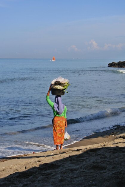 Foto achtergrond van een vrouw die op het strand staat