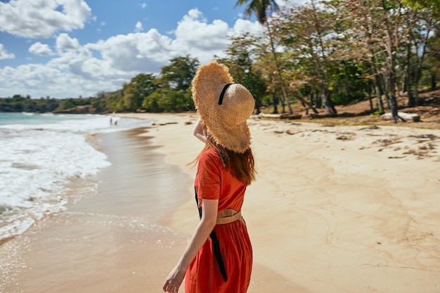 Achtergrond van een vrouw die op het strand staat