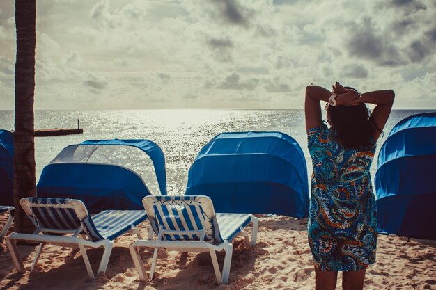 Foto achtergrond van een vrouw die op het strand staat