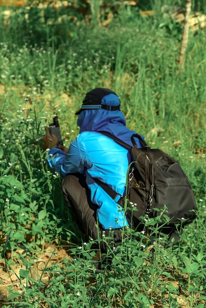 Achtergrond van een vrouw die op het veld staat