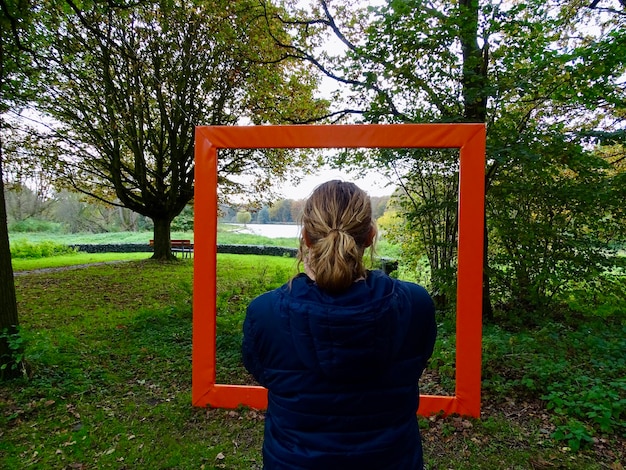 Foto achtergrond van een vrouw die op het veld staat