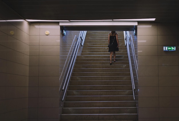 Achtergrond van een vrouw die op trappen loopt