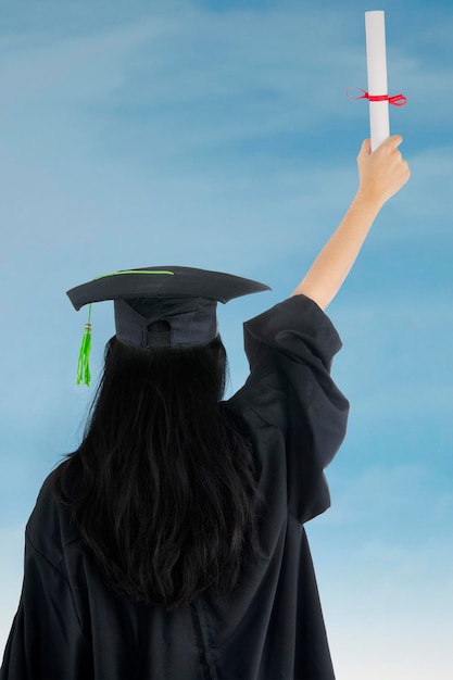 Achtergrond van een vrouw die tegen de lucht staat