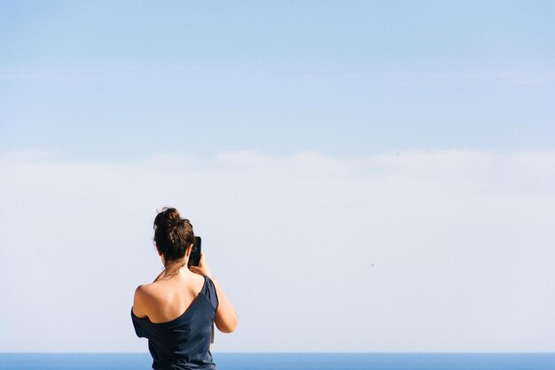 Achtergrond van een vrouw die tegen de zee staat