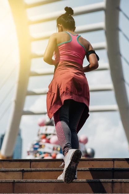 Foto achtergrond van een vrouw die trappen beklimt