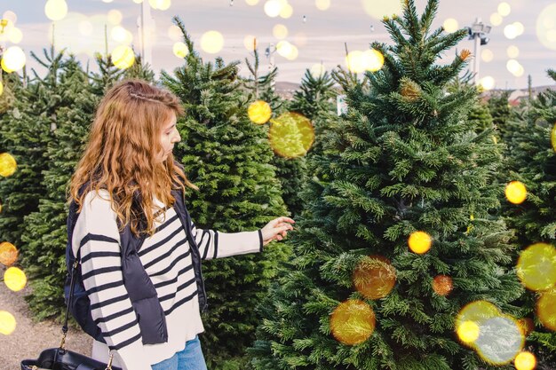 Foto achtergrond van een vrouw met een kerstboom