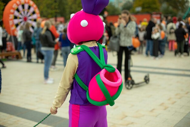 Foto achtergrond van een vrouw met een roze paraplu die op straat staat