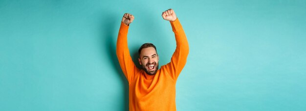 Foto achtergrond van een vrouw met opgeheven armen tegen een blauwe achtergrond