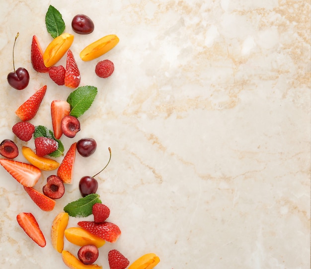 Achtergrond van fruit en bessen op marmeren tafel