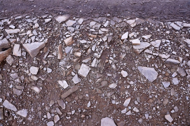 Achtergrond van gebroken stenen oppervlak in berggebied textuur met natuurlijk licht