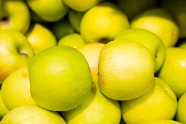 Achtergrond van groene appels te koop op de lokale markt
