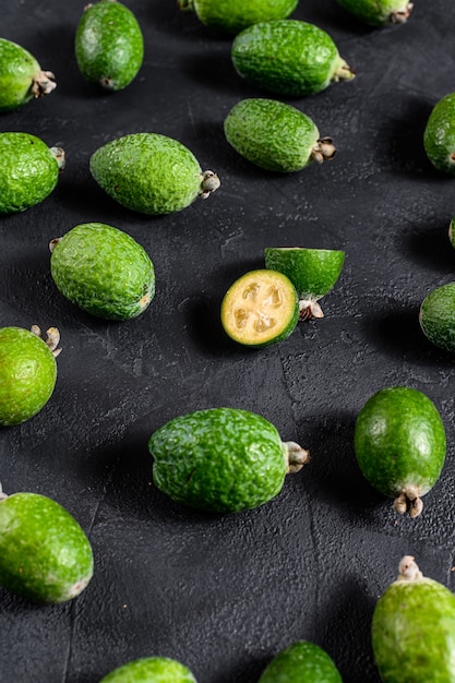 Achtergrond van groene feijoa. Zwarte achtergrond. Bovenaanzicht