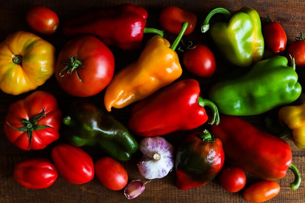 Achtergrond van groenten Verse paprika's, tomaten, knoflook, close-up, vegetarisch, gezond voedsel, dieet