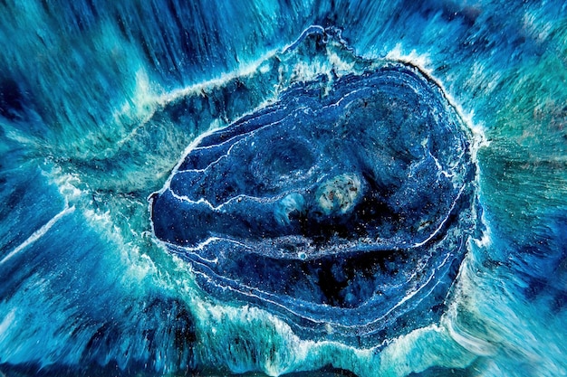 Foto achtergrond van handgemaakte epoxyhars product close-up in de vorm van een blauwe zee met golven