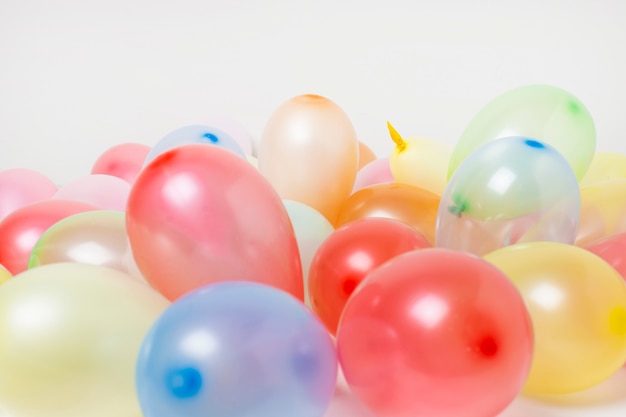 Achtergrond van het de ballonsclose-up van de vooraanzicht de kleurrijke verjaardag