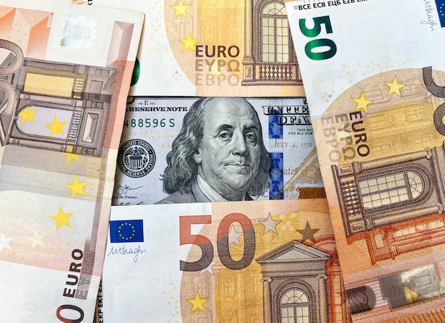 Achtergrond van honderd dollarbiljetten en vijftig Euro rekeningen close-up