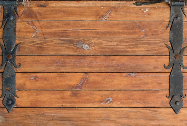 Achtergrond van houten planken met smeedijzer op de randen