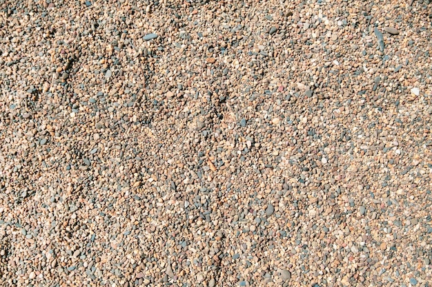 Achtergrond van kiezelstenen op het strand oranje witte en grijze kleine gladde stenen